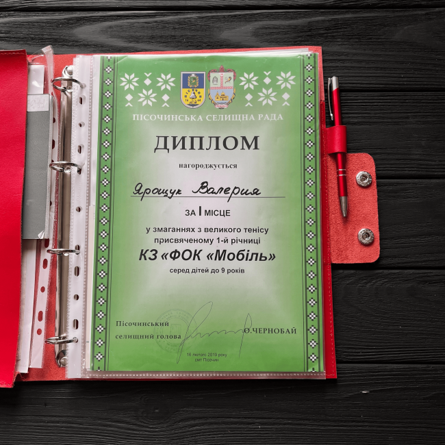 Папка для сімейних документів А4 червона з гравіюванням