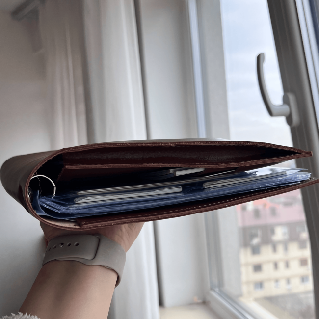 Папка для сімейних документів А4 червона з гравіюванням