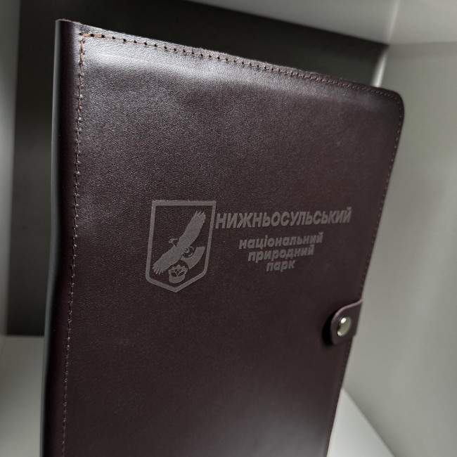 Папка із затискачем на твердій основі (кайзер) шоколад