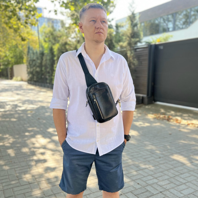 Чоловіча сумка слінг  (зерниста) чорного кольору